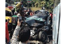 Bus Pariwisata Tabrak...