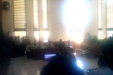 Demi Melihat Sidang...