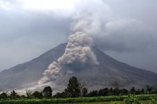 Gunung Sinabung Lima...