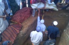 6 Korban Tewas Longsor...