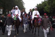 Bergaya Diponegoro,...