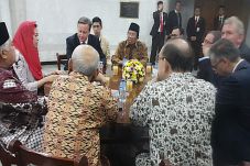 PM Inggris Gelar Dialog...