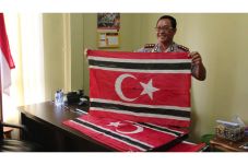 Berkibar di Kantor Polisi...