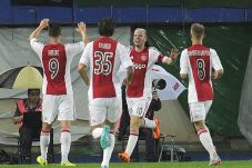 Ajax Buang Peluang,...