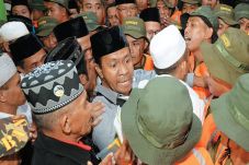 Peserta Berdesakan,...