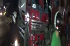 Truk Semen Tabrak Tiga...