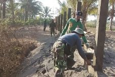 TNI Emoh Bentrok dengan...