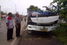 Bus Karyawan Pecah Ban...