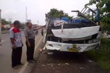 Bus Karyawan Tergelincir
