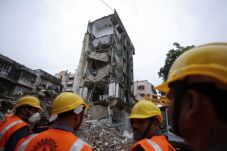 Gedung di India Ambruk...