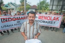 Diserbu Toko Jejaring,...