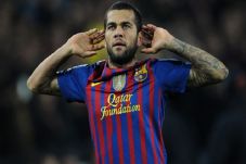 Dani Alves Warisi Nomor...