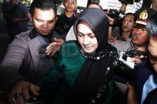 Istri Gatot Berikan...