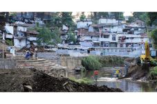 Mangkrak Setahun, Amphitheater...