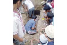 Soal Pilkades, Makam...