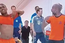Guardiola Tunggu De...