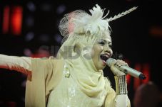 Desy Ingin Rangkul Penggemarnya