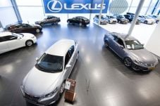 Dealer Lexus Larang...