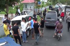Delapan Mobil Tabrakan...