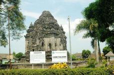 Menikmati Keelokan Candi...