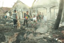 Kedai Terbakar, 11 Rumah...