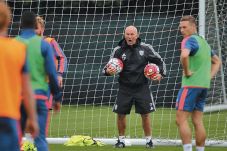 Tony Pulis Tegang Awali...