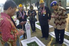 Ratusan Veteran Ziarah...