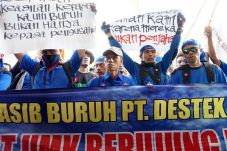 Tuntut Hak, 12 Buruh...