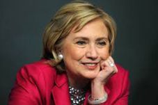 Hillary Serahkan Server...