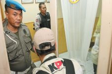 KPK Geledah Kantor Gubsu...
