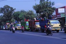 Ribuan Penambang Pasir...