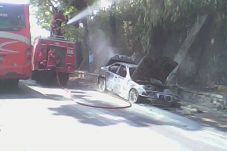 Sedan BMW Terbakar di...
