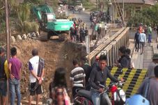 Jembatan Bailey Miring...