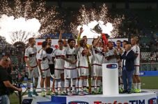 Milan Rebut Trofi Pertama,...