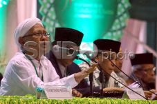 Gus Mus Sambut Baik...