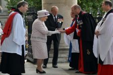 Ratu Elizabeth Pimpin...