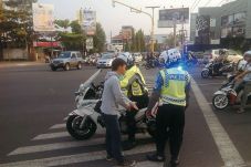 Protes, Warga Hadang...