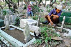 Heboh, 6 Makam Warga...