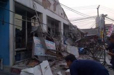 Atap Minimarket di Beji...