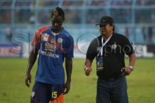 Pemain Arema Beri Penghormatan...