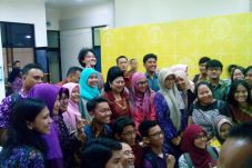 Mahasiswa UI Sibuk Selfie...