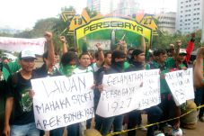 Geruduk Istana Negara,...