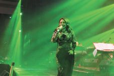 Rossa dan Syahrini Ramaikan...