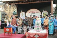 Gunungan BakpaoArem-arem...