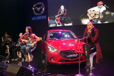 Mazda Tampilkan Band...