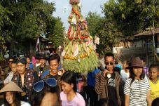 Warga Berebut Gunungan...