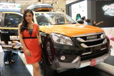 Isuzu MU-X Tampil Garang...