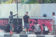 Merangkul Komunitas...