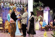 Ngunduh Mantu, Dosen...