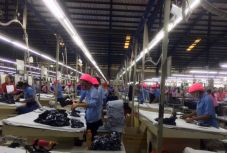 Rupiah Ambruk, 60.000...